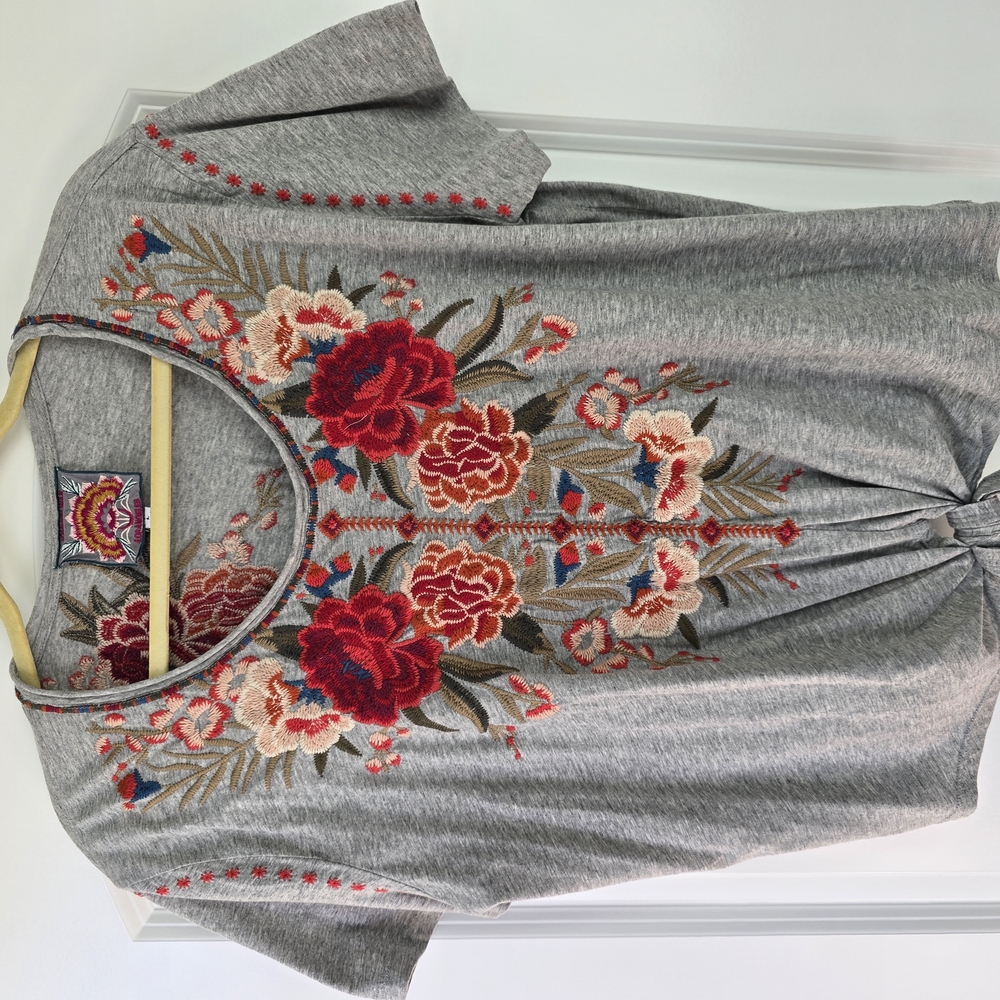 Jhonny Was Floral Embroidered Gray Top